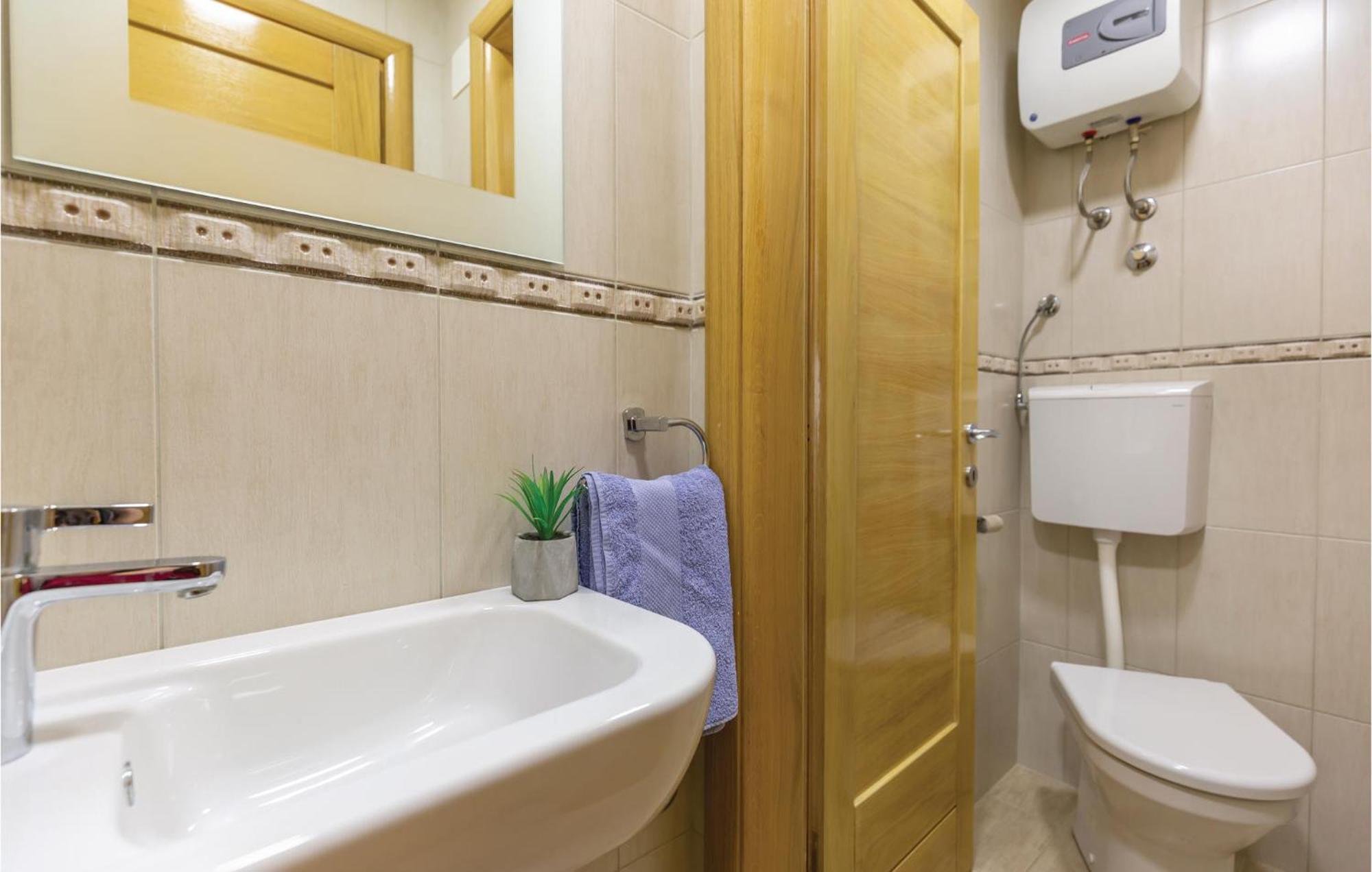 Lovely Apartment In Makarska With Kitchenette Экстерьер фото